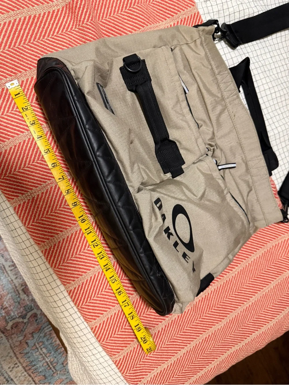 Oakley spacious messenger
